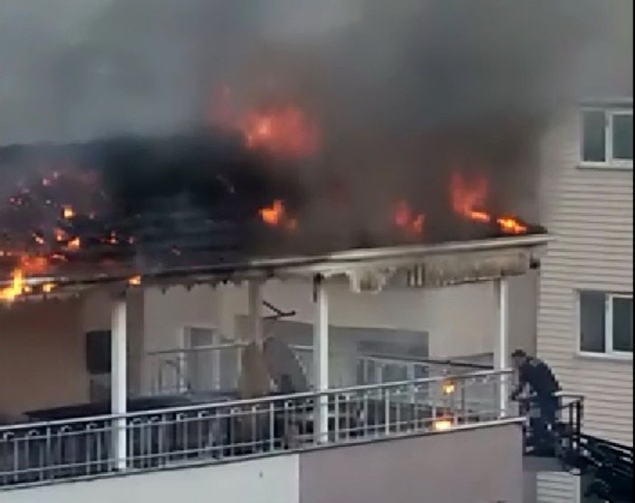 Adıyaman'da terasta yapılan yemek ateşi, çatıyı yaktı