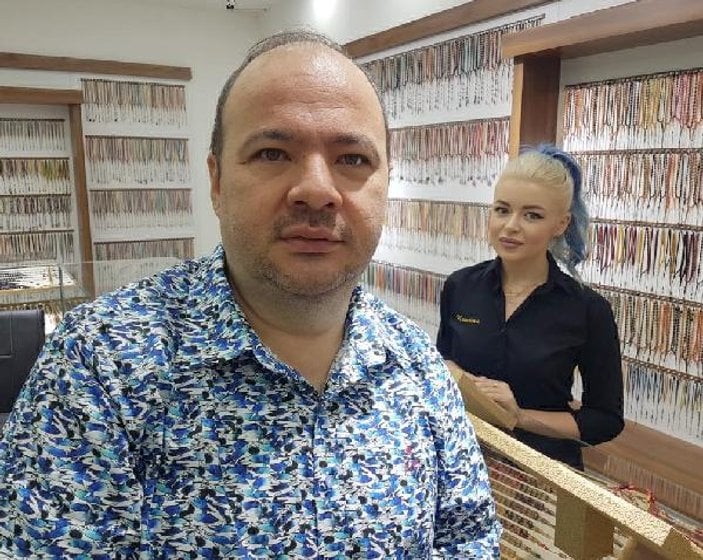 Ukranyalı eski model, Kayseri'de tespih üretiyor