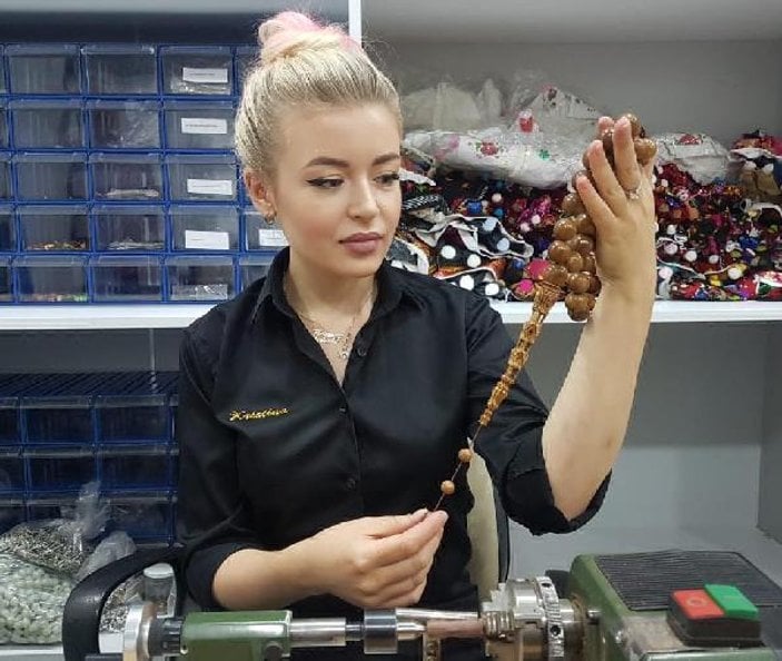 Ukranyalı eski model, Kayseri'de tespih üretiyor