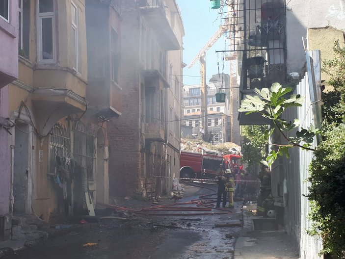 Beyoğlu'nda metruk bina yandı