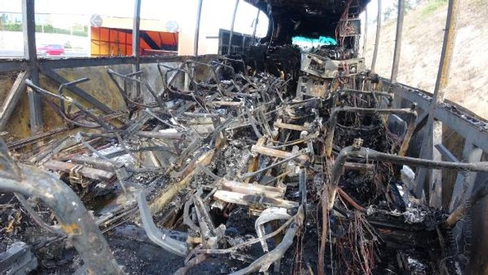 Kocaeli'de yolcu otobüsü alev alev yandı