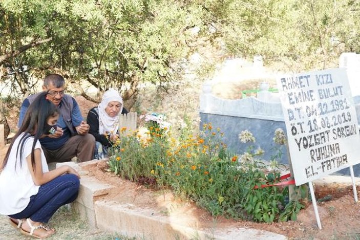 Emine Bulut'un ailesi, kızlarının mezarını ziyaret etti