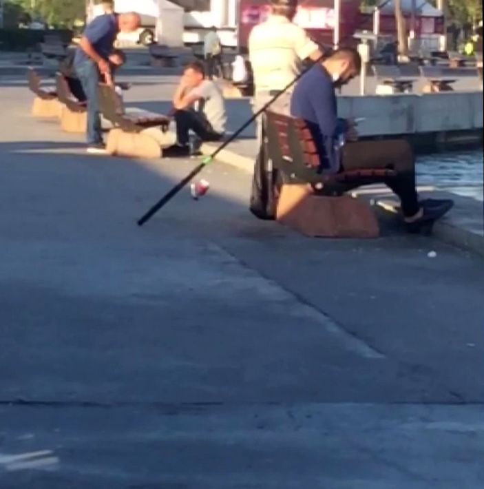 i Kadıköy’de bankta uyuyan adamın cüzdanını çalmaya çalıştı