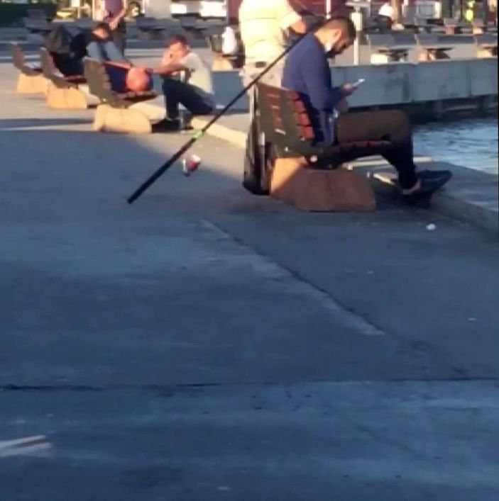 i Kadıköy’de bankta uyuyan adamın cüzdanını çalmaya çalıştı