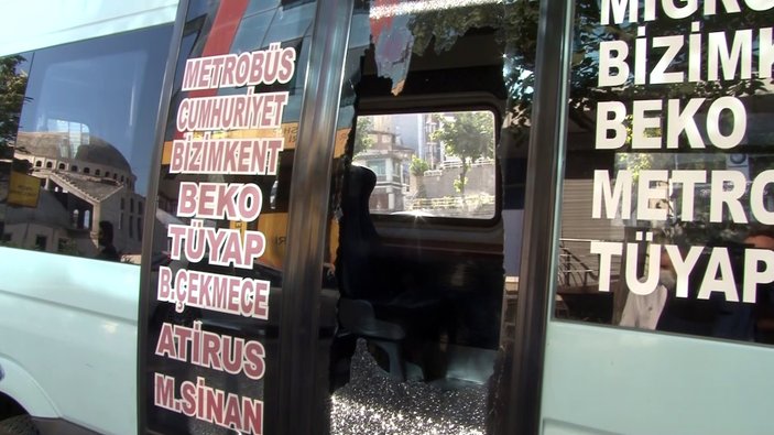 İstanbul'da yolcu, indirildiği minibüsün camını kırdı
