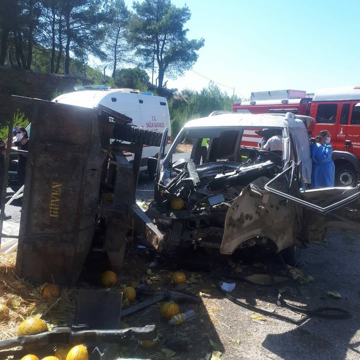 İzmir'de minibüs traktöre çarptı: 11 yaralı