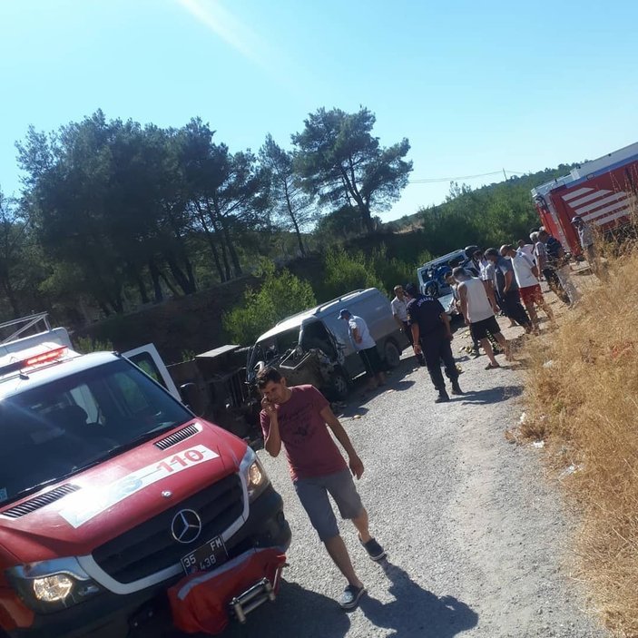 İzmir'de minibüs traktöre çarptı: 11 yaralı