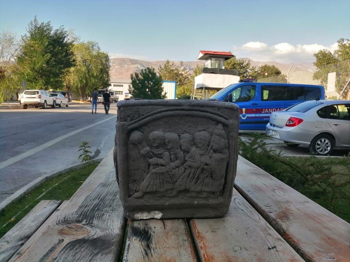 Erzincan'da tarihi lahit mezar ele geçirildi