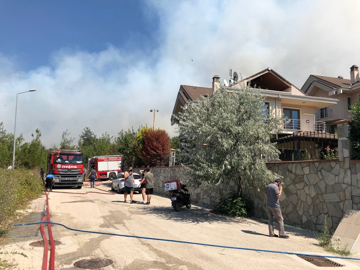 Bursa'da yerleşim yeri yakınında orman yangını