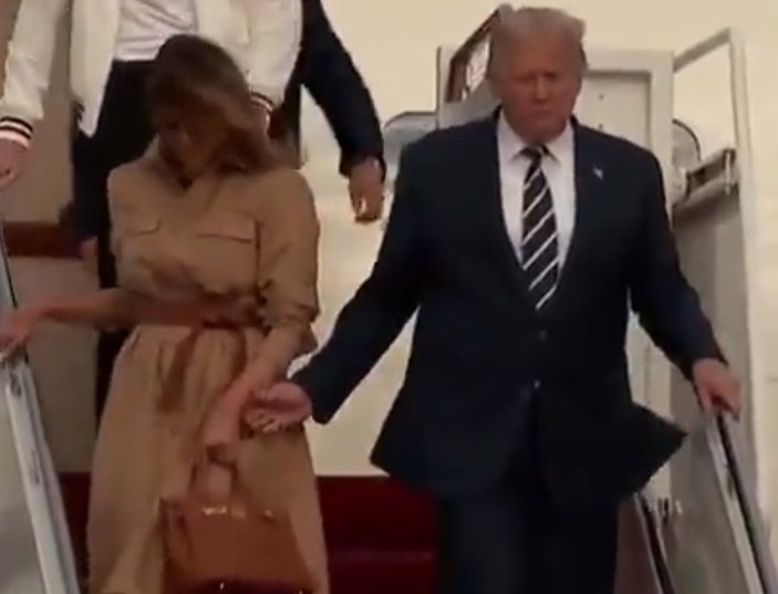 Melania Trump, elini yine tutturmadı