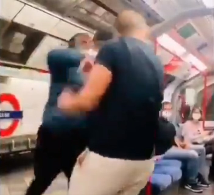 Londra Metrosu'nda ırkçılık yapan kişi darbedildi
