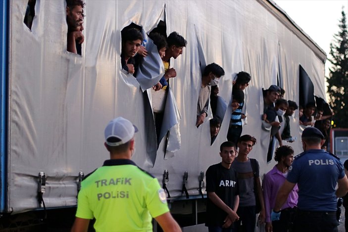 Samsun'da bir tırın dorsesinde 165 düzensiz göçmen yakalandı