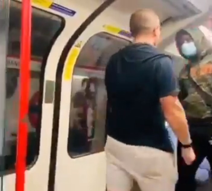 Londra Metrosu'nda ırkçılık yapan kişi darbedildi