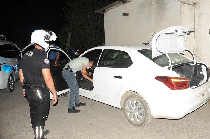 Antalya'da uyuşturucu operasyonunda bir polis taşla yaralandı