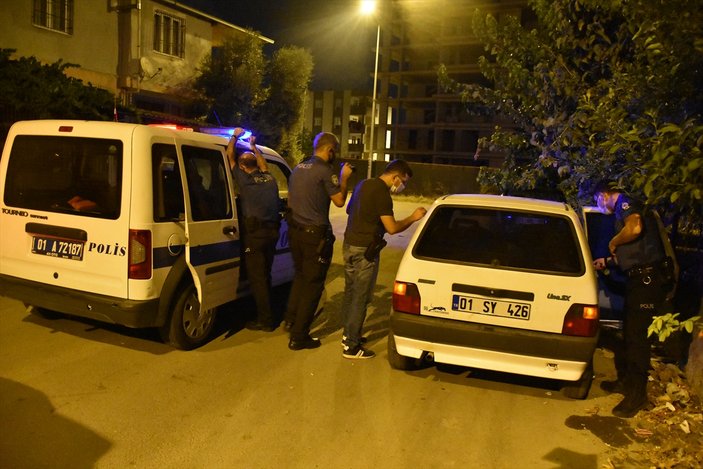 Adana'da bir kişi teybini çalmaya çalıştığı arabada yakalandı