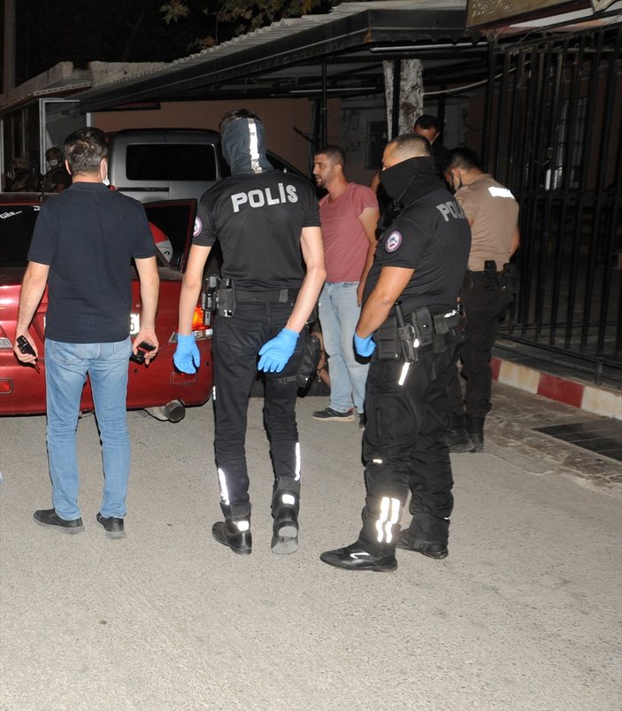 Antalya'da uyuşturucu operasyonunda bir polis taşla yaralandı