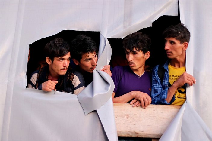 Samsun'da bir tırın dorsesinde 165 düzensiz göçmen yakalandı