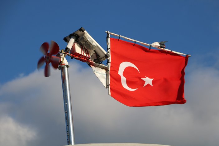 Sivas'ta elektrik üreterek Türk bayraklarını aydınlattı
