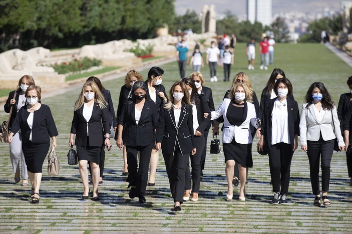 CHP Kadın Kolları Başkanı Aylin Nazlıaka, Anıtkabir'i ziyaret etti