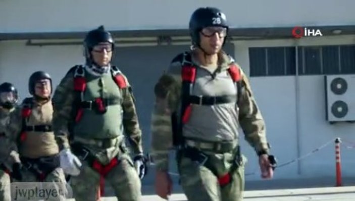 Kıbrıs semalarında paraşüt eğitimi