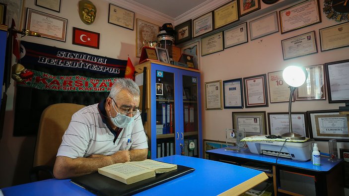 İzmir'de, 80 yaşındaki 'Süper Dede' beşinci üniversitesini bitirdi