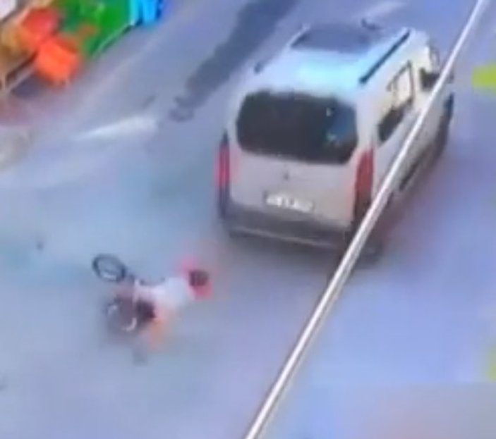 İzmir'de bisikletli çocuk ezilmekten kıl payı kurtuldu