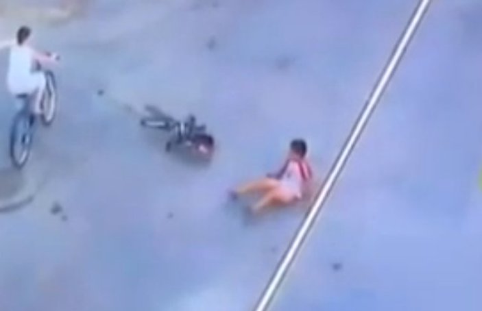 İzmir'de bisikletli çocuk ezilmekten kıl payı kurtuldu