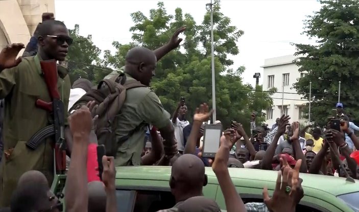 Mali'deki darbe girişiminde Cumhurbaşkanı istifa etti