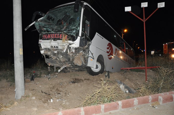 Afyonkarahisar'da yolcu otobüsü kaza yaptı: 31 yaralı