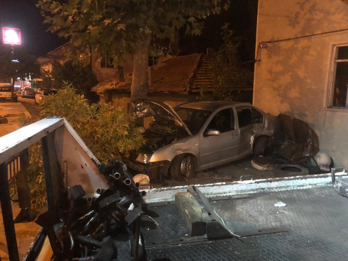 Ankara'da bir otomobil dükkana girdi