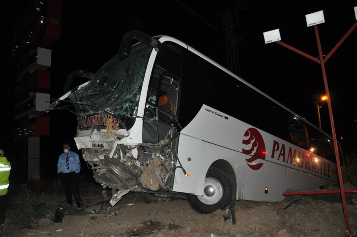 Afyonkarahisar'da yolcu otobüsü kaza yaptı: 31 yaralı