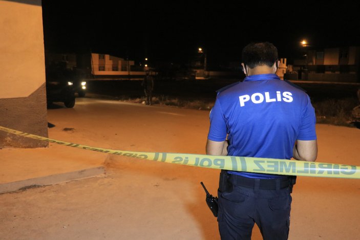 Adana'da bir evin çatısına bomba atıldı