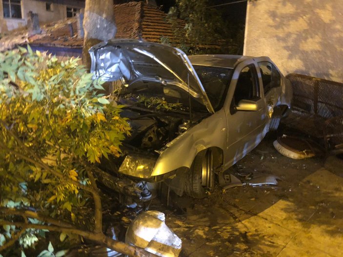 Ankara'da bir otomobil dükkana girdi