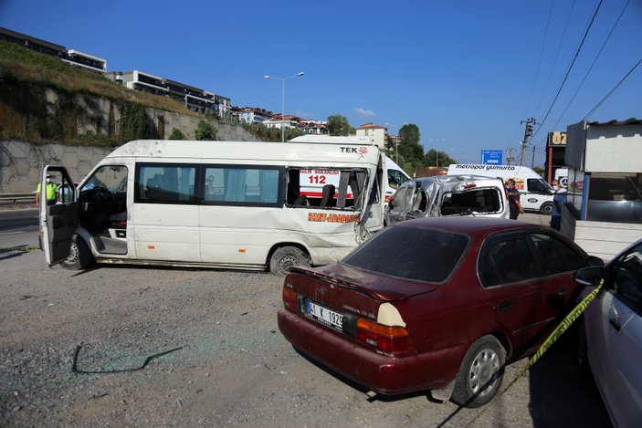 Sakarya'da lastiği patlayan minibüs kaza yaptı: 1 ölü, 8 yaralı