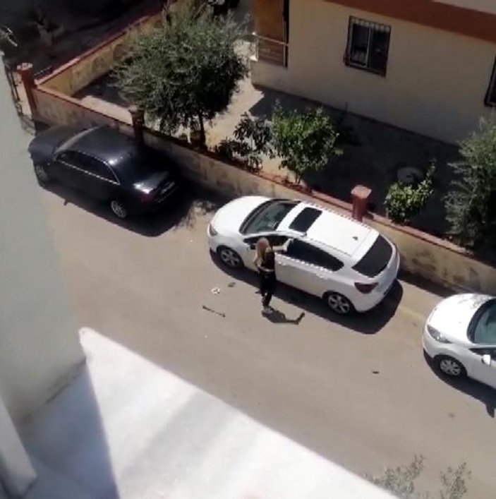 Antalya'da park halindeki aracın camlarını kıran kadın