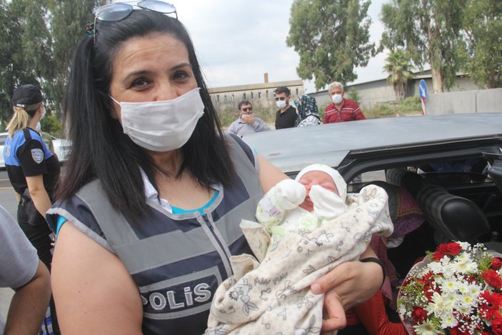 Adana'da sancısı tutan kadın, polisin yardımı ile doğum yaptı