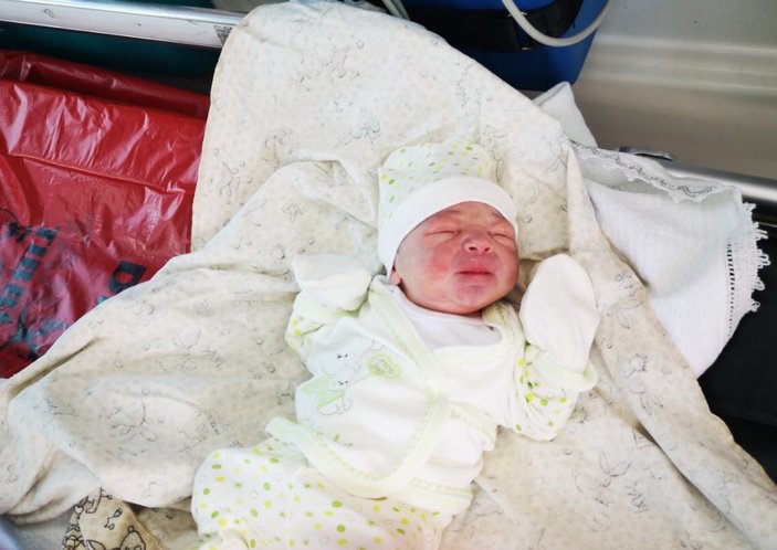 Adana'da sancısı tutan kadın, polisin yardımı ile doğum yaptı