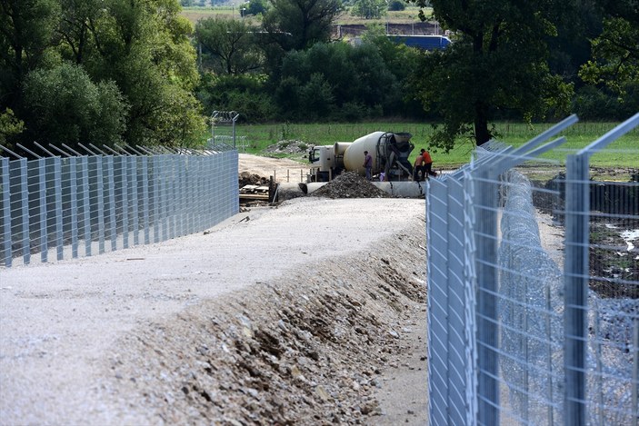 Sırbistan, ülkeye gelebilecek göçmenler için sınıra dikenli tel çekti