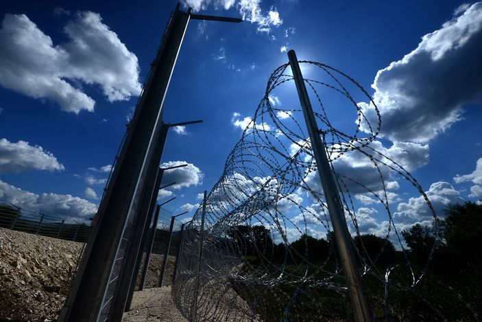 a Sırbistan, ülkeye gelebilecek göçmenler için sınıra dikenli tel çekti