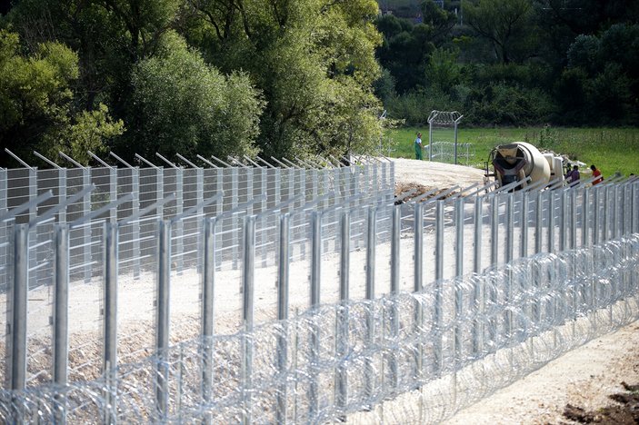 Sırbistan, ülkeye gelebilecek göçmenler için sınıra dikenli tel çekti