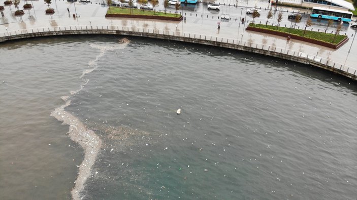 Üsküdar'da deniz yüzeyi çöplerle kaplandı