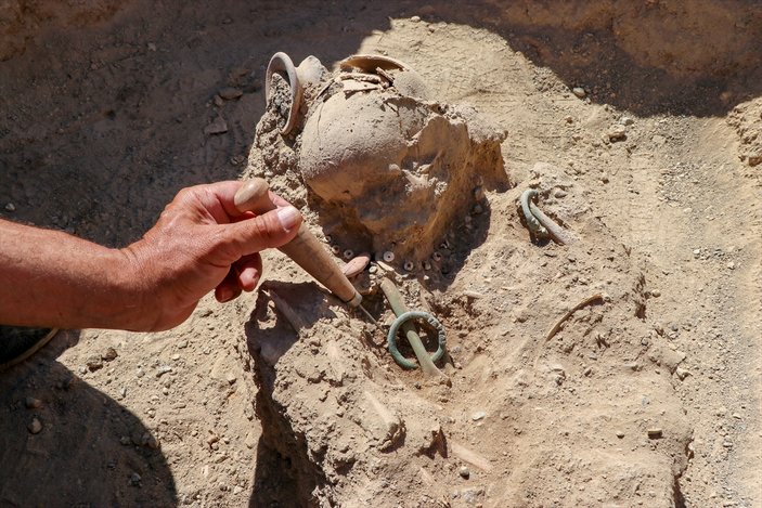 Van'daki kazılarda çocuk iskeleti bulundu