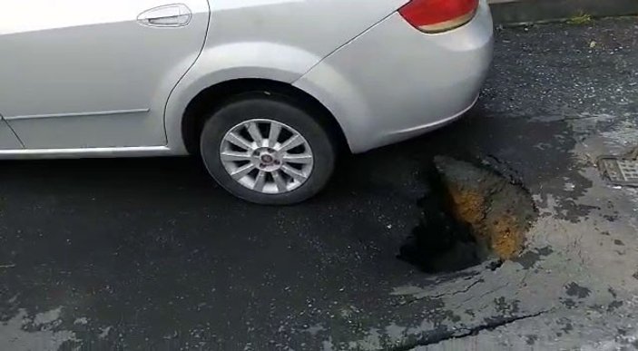 Beşiktaş'ta yağış sonrası yol çöktü
