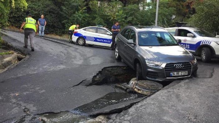 Beşiktaş'ta yağış sonrası yol çöktü