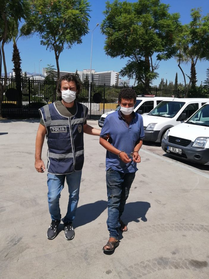 Antalya'da kırmızı ışıkta bekleyen araçtan çanta çaldı