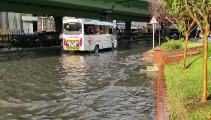 Mecidiyeköy’de yol su altında kaldı