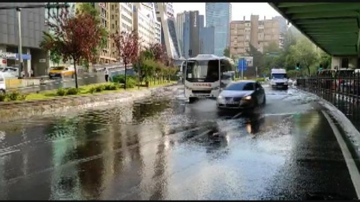 Mecidiyeköy’de yol su altında kaldı