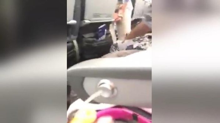 ABD’de çocuğuna maske takmayan aile uçaktan atıldı