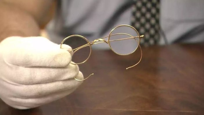 Gandhi’nin gözlüğü 340 bin dolara satıldı