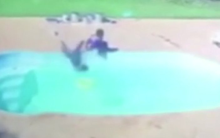 Brezilya'da havuza düşen arkadaşını kurtaran çocuk